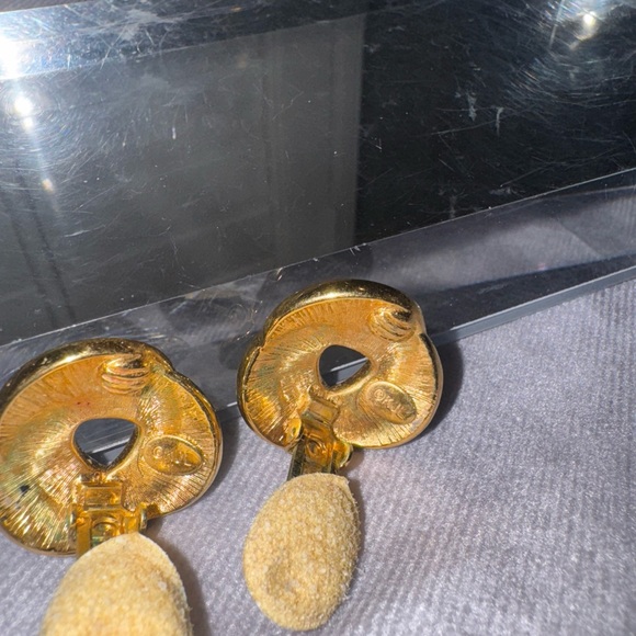 Vintage Kenneth J Lane Elegant Black and Gold‎ Knot Clip Earrings - Picture 3 of 3